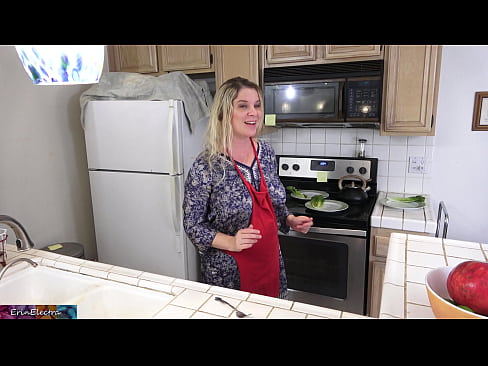 ❤️ Ibu tiri memerah susunya di dapur sebelum tarikhnya ☑ Video persetan  pada kami ❌